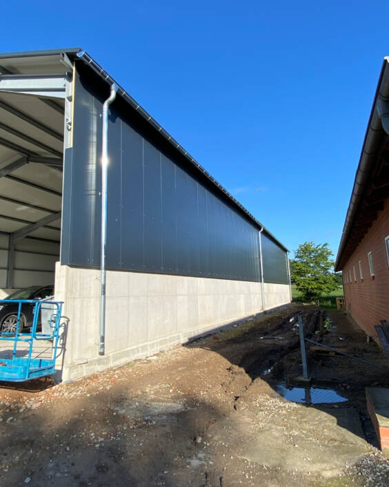 Seitenansicht eines überdachten Fahrsilos mit Stahlkonstruktion und Betonwänden in Steinfurt
