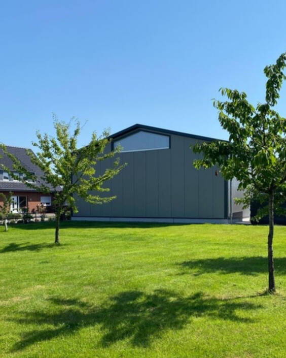 Stahlhalle in Steinfurt-Borghorst – Giebelansicht Giebelseite einer modernen Stahlhalle mit Lichtband in Steinfurt-Borghorst