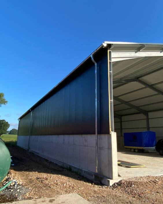 Frontansicht eines überdachten Fahrsilos mit Stahlkonstruktion und Trapezblechverkleidung in Steinfurt