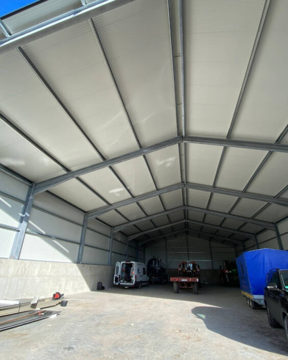 Innenansicht des überdachten Fahrsilos mit Stahlkonstruktion und Trapezblechdach in Steinfurt