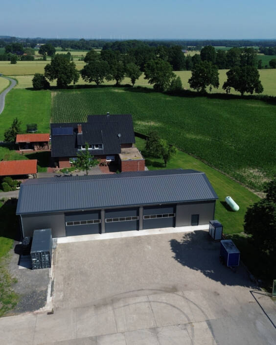Neubau einer Stahlhalle in Steinfurt-Borghorst – Drohnenaufnahme Moderne Stahlhalle in Steinfurt-Borghorst aus der Vogelperspektive