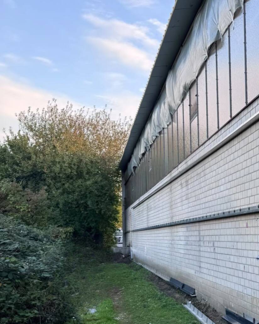 Hallensanierung mit Förderung: Wann sich die Modernisierung einer Stahlhalle lohnt Eine bestehende Stahlhalle muss nicht immer durch einen Neubau ersetzt werden. Gerade bei älteren Gewerbe-, Industrie- und Landwirtschaftshallen kann eine gezielte Hallensanierung eine wirtschaftlich sinnvolle Möglichkeit sein, die Nutzungsdauer des Gebäudes zu verlängern und es an neue Anforderungen anzupassen. Ob beschädigtes Hallendach, veraltete Fassadenverkleidung oder unzureichende Wärmedämmung: Mit den passenden Sanierungsmaßnahmen lassen sich Funktionalität, Witterungsschutz und gegebenenfalls auch die Energieeffizienz einer Stahlhalle verbessern. Was viele Hallenbesitzer nicht wissen: Für bestimmte energetische Sanierungsmaßnahmen an gewerblich genutzten Gebäuden können staatliche Fördermittel infrage kommen. Doch wann lohnt sich eine Hallensanierung? Welche Maßnahmen sind möglich und welche Fördermöglichkeiten gibt es? Warum eine Hallensanierung sinnvoll sein kann Stahlhallen werden häufig über viele Jahrzehnte genutzt. Im Laufe der Zeit können sich jedoch sowohl die baulichen Anforderungen als auch die betrieblichen Abläufe verändern. Vielleicht wird eine ursprünglich unbeheizte Lagerhalle mittlerweile als Produktionsfläche genutzt. Möglicherweise entspricht die vorhandene Dacheindeckung nicht mehr den aktuellen Anforderungen oder die Fassade weist erste Schäden auf. In solchen Fällen kann eine gezielte Sanierung eine sinnvolle Alternative zum vollständigen Neubau darstellen. Eine professionelle Hallensanierung kann verschiedene Vorteile bieten: * Längere Nutzungsdauer: Bestehende Hallenkonstruktionen können bei entsprechender Eignung langfristig weitergenutzt werden. * Verbesserter Witterungsschutz: Neue Dachflächen und Fassadenelemente können das Gebäude besser vor Regen, Wind und Feuchtigkeit schützen. * Höhere Energieeffizienz: Durch geeignete Dämmmaßnahmen lassen sich Wärmeverluste reduzieren. * Anpassung an neue Anforderungen: Bestehende Hallen können an veränderte betriebliche Nutzungen angepasst werden. * Erhalt vorhandener Bausubstanz: Eine Sanierung kann dazu beitragen, bereits verbaute Materialien und bestehende Konstruktionen weiterzunutzen. Welche Maßnahmen sinnvoll sind, hängt immer vom Zustand der Halle und ihrer zukünftigen Nutzung ab. Welche Möglichkeiten gibt es bei einer Hallensanierung? Nicht jede Stahlhalle muss vollständig saniert werden. Häufig lassen sich einzelne Gebäudebereiche gezielt modernisieren. 1. Hallendachsanierung: Das bestehende Hallendach erneuern Das Hallendach gehört zu den am stärksten beanspruchten Bauteilen einer Stahlhalle. Regen, Wind, Schnee und Temperaturschwankungen können über viele Jahre Spuren hinterlassen. Eine Hallendachsanierung kann sinnvoll sein, wenn die vorhandene Dacheindeckung beschädigt ist, Undichtigkeiten auftreten oder die Dachkonstruktion an neue Anforderungen angepasst werden soll. Je nach Zustand und Aufbau des Daches können unterschiedliche Maßnahmen infrage kommen. Dazu gehören beispielsweise die Erneuerung der Dacheindeckung, die Verbesserung der Wärmedämmung oder die Anpassung einzelner Dachbestandteile. Bei einer energetischen Dachsanierung kann unter bestimmten Voraussetzungen auch eine staatliche Förderung möglich sein. 2. Fassadensanierung: Schutz und Funktionalität verbessern Auch die Fassadenverkleidung einer Stahlhalle ist dauerhaft äußeren Witterungseinflüssen ausgesetzt. Beschädigte oder veraltete Fassadenelemente können die Funktionalität und das Erscheinungsbild einer Halle beeinträchtigen. Eine Fassadensanierung bietet die Möglichkeit, die Gebäudehülle zu modernisieren und gegebenenfalls energetisch zu verbessern. Insbesondere bei beheizten Hallen kann eine zusätzliche oder verbesserte Wärmedämmung dazu beitragen, den Energiebedarf des Gebäudes zu reduzieren. Welche Fassadenlösung geeignet ist, hängt unter anderem von der bestehenden Konstruktion und den Anforderungen an die spätere Nutzung ab. 3. Energetische Hallensanierung: Energieverluste reduzieren Bei gewerblich genutzten Hallen können die Anforderungen an die Energieeffizienz sehr unterschiedlich ausfallen. Während eine unbeheizte Maschinenhalle häufig andere bauliche Voraussetzungen benötigt, spielt die Wärmedämmung bei beheizten Lagerhallen oder Produktionsgebäuden eine deutlich größere Rolle. Eine energetische Hallensanierung kann beispielsweise die Dämmung des Hallendachs oder der Außenwände umfassen. Ziel ist es, die energetischen Eigenschaften der Gebäudehülle zu verbessern und Wärmeverluste zu reduzieren. Gerade bei älteren Hallen kann es deshalb sinnvoll sein, mögliche energetische Maßnahmen im Rahmen einer geplanten Sanierung direkt mitzuprüfen. Hallensanierung mit Förderung: Welche staatlichen Zuschüsse sind möglich? Wer eine bestehende Stahlhalle energetisch modernisieren möchte, sollte sich frühzeitig mit möglichen Förderprogrammen beschäftigen. In Deutschland gibt es verschiedene staatliche Förderangebote, die unter bestimmten Voraussetzungen auch für energetische Maßnahmen an gewerblich genutzten Nichtwohngebäuden infrage kommen können. Zu den relevanten Anlaufstellen gehören insbesondere das Bundesamt für Wirtschaft und Ausfuhrkontrolle (BAFA) und die Kreditanstalt für Wiederaufbau (KfW). BAFA-Förderung für energetische Maßnahmen an Nichtwohngebäuden Im Rahmen der Bundesförderung für effiziente Gebäude (BEG) können bestimmte energetische Einzelmaßnahmen an bestehenden Nichtwohngebäuden förderfähig sein. Dazu können unter anderem Maßnahmen an der Gebäudehülle gehören, beispielsweise die Dämmung von Dachflächen und Außenwänden. Ob eine konkrete Hallensanierung förderfähig ist, hängt jedoch von verschiedenen Faktoren ab. Entscheidend sind unter anderem die Art des Gebäudes, die geplanten Maßnahmen sowie die geltenden technischen und förderrechtlichen Anforderungen. Nicht jede Erneuerung eines Hallendachs oder einer Fassade wird automatisch gefördert. Wichtig: Eine rein bauliche Instandsetzung ohne entsprechende energetische Verbesserung ist nicht mit einer förderfähigen energetischen Sanierung gleichzusetzen. Weitere Informationen zu den aktuellen Förderbedingungen bietet das ⁠Bundesamt für Wirtschaft und Ausfuhrkontrolle. KfW-Förderung für die energetische Sanierung Auch die KfW bietet Fördermöglichkeiten für bestimmte energetische Maßnahmen an bestehenden Gebäuden. Je nach Programm können beispielsweise umfassendere energetische Sanierungen von Nichtwohngebäuden unterstützt werden. Welche Förderangebote im Einzelfall infrage kommen, hängt unter anderem vom Umfang der Sanierung, dem angestrebten energetischen Standard und den jeweiligen Programmbedingungen ab. Informationen zu den aktuellen Programmen und Voraussetzungen findest du bei der ⁠KfW. Wie hoch ist die Förderung für eine Hallensanierung? Die mögliche Förderhöhe lässt sich nicht pauschal beziffern. Sie hängt unter anderem davon ab, welches Förderprogramm genutzt wird, welche Maßnahmen umgesetzt werden und ob die jeweiligen technischen Anforderungen erfüllt sind. Auch die Art der Gebäudenutzung kann eine wichtige Rolle spielen. Deshalb ist es sinnvoll, bereits vor der konkreten Beauftragung einer Sanierung zu prüfen, welche Fördermöglichkeiten für das jeweilige Bauvorhaben bestehen. Wichtig: Förderanträge müssen bei vielen Programmen vor Beginn der förderfähigen Maßnahmen gestellt werden. Die jeweils geltenden Vorgaben zum Vorhabenbeginn sollten deshalb unbedingt beachtet werden. Je nach Förderprogramm kann außerdem die Einbindung eines qualifizierten Energieeffizienzexperten erforderlich sein. Eine frühzeitige Prüfung hilft dabei, mögliche Förderchancen zu erkennen und die Sanierungsplanung entsprechend auszurichten. Stahlhalle sanieren oder neu bauen: Was ist wirtschaftlich sinnvoller? Ob sich die Sanierung einer bestehenden Stahlhalle lohnt oder ein Neubau die bessere Lösung darstellt, hängt von verschiedenen Faktoren ab. Besonders wichtig ist der Zustand der vorhandenen Stahlkonstruktion. Ist diese weiterhin für die vorgesehene Nutzung geeignet, kann es sinnvoll sein, einzelne Bauteile wie Hallendach oder Fassade zu erneuern. Dadurch lässt sich die bestehende Bausubstanz weiterverwenden, ohne zwangsläufig eine vollständig neue Halle errichten zu müssen. Ein Neubau kann dagegen sinnvoll sein, wenn sich die betrieblichen Anforderungen grundlegend verändert haben, zusätzliche Flächen benötigt werden oder die vorhandene Konstruktion nicht mehr geeignet ist. Bei der Entscheidung sollten deshalb sowohl die baulichen Möglichkeiten als auch die langfristigen wirtschaftlichen Anforderungen berücksichtigt werden. Hallensanierung mit Friedrich Stahlhallen Ob Hallendachsanierung, Fassadensanierung oder umfassende Modernisierung einer bestehenden Stahlhalle: Bei Friedrich Stahlhallen stehen individuelle Lösungen im Mittelpunkt. Wir unterstützen Unternehmen aus Landwirtschaft, Gewerbe und Industrie bei der Planung und Umsetzung ihrer Hallenprojekte. Dabei berücksichtigen wir die vorhandene Bausubstanz, die Anforderungen an die zukünftige Nutzung und die baulichen Möglichkeiten einer Sanierung. Unser Ziel ist es, bestehende Stahlhallen durch geeignete Maßnahmen langfristig nutzbar zu halten und funktionale Lösungen für die jeweiligen betrieblichen Anforderungen zu schaffen. Jetzt Hallensanierung planen und Fördermöglichkeiten prüfen Du möchtest deine bestehende Stahlhalle sanieren oder energetisch modernisieren? Dann lohnt es sich, frühzeitig die baulichen Möglichkeiten und gegebenenfalls auch die staatlichen Förderangebote zu prüfen. Ob Hallendach, Fassade oder umfassende Hallensanierung: Wir unterstützen dich dabei, eine passende bauliche Lösung für dein Vorhaben zu finden. Kontaktiere Friedrich Stahlhallen und sprich mit uns über deine geplante Hallensanierung!